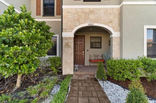 10601 32nd Ln, Hialeah, FL 33018-1703