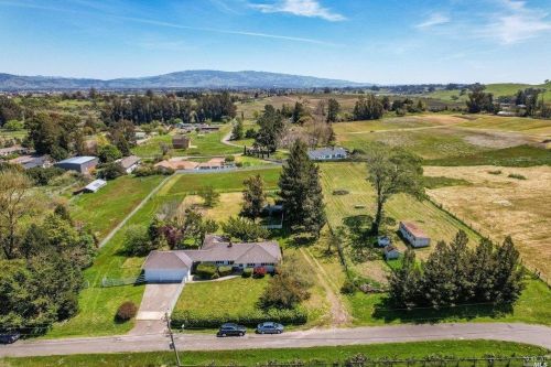 5625 Henning Rd, Sebastopol CA  95472-6332 exterior