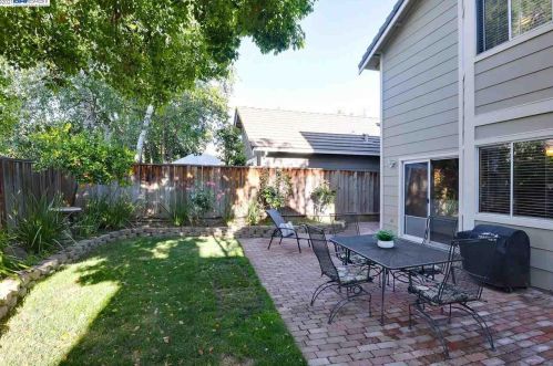 2849 Whitney Dr, Pleasanton CA  94566-8723 exterior