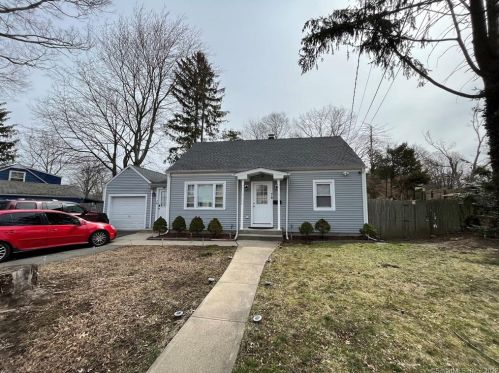 74 Roger Williams Rd, Bridgeport, CT 06610-1319