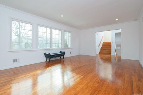 67 Stratford Rd, New Rochelle, NY 10804-2531