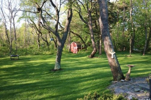 4 Sound Breeze Dr, Miller Place, NY 11764-1532