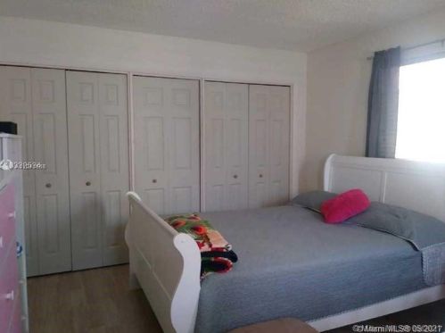 18300 86th Ave, Hialeah, FL 33015-2527