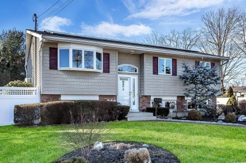 705 Oak Neck Rd, West Islip, NY 11795-3633