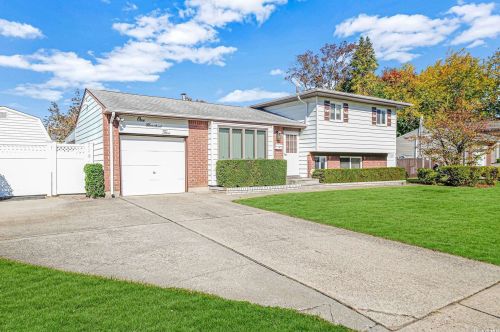 105 Erlanger Blvd, Babylon, NY 11703-1108