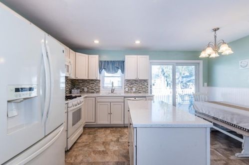 298 England St, Cumberland RI  02864-7209 exterior