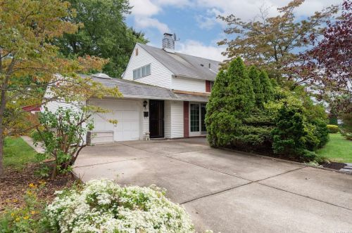 67 Lion Ln, Westbury NY  11590-6330 exterior