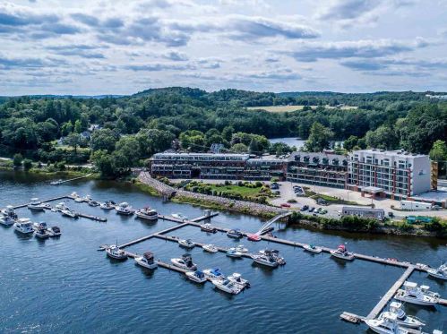 60 Merrimac St, Amesbury, MA 01913-4011