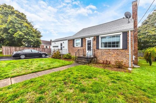 81 Halsey Dr, Warwick, RI 02889-2301
