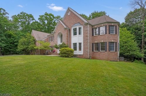 8 Forest View Dr, Martinsville NJ  08836-2039 exterior