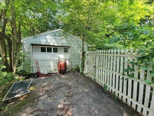 65 Pocantico Rd, Crotonville, NY 10562-3837