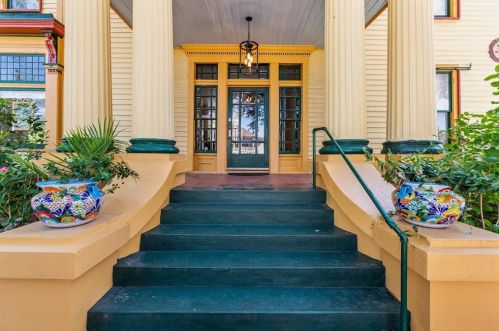 2927 Bernardo De Galvez Ave, Galveston TX 77550 exterior