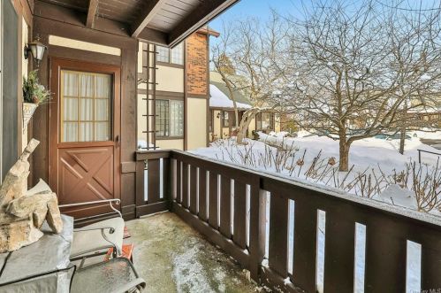 28 Manville Ln, Pleasantville, NY 10570-1130