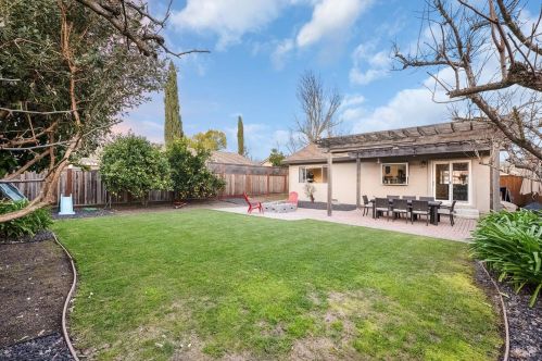 1056 Esparto Ct, Windsor CA  95492-7807 exterior