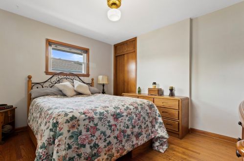 6240 Kinnickinnic Riv Pkwy, Milwaukee WI 53219-3010 exterior