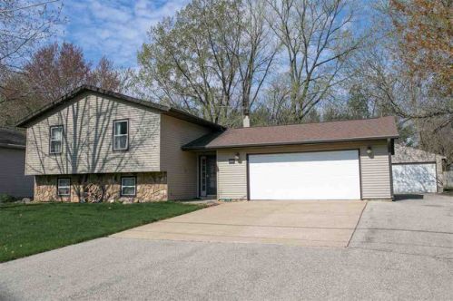 1011 Triangle Dr, Shell Rock, IA 50670-9703