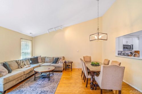 33 Rutledge Ct, East Brunswick NJ  08816-4020 exterior