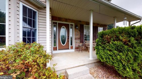 8670 Hensingersville Rd, Macungie, PA 18062-2062