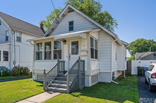 7 Jean Ct, Woodbridge, NJ 07095-3317