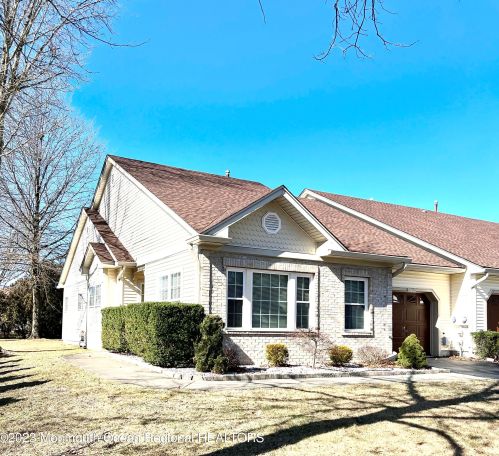 17 Riva Blvd, Bricktown, NJ 08723-7976