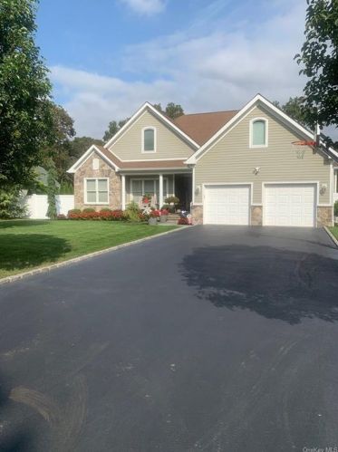 73 Frances Blvd, Holtsville, NY 11742-1044