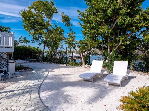 5690 Pne Tree Dr, Sanibel FL 33957-2304 exterior