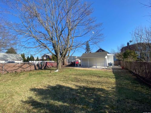 746 14th St, Babylon, NY 11704-3131