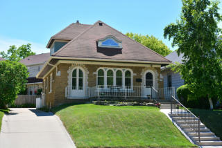 1413 Kenmore Pl, Milwaukee, WI 53211-1824