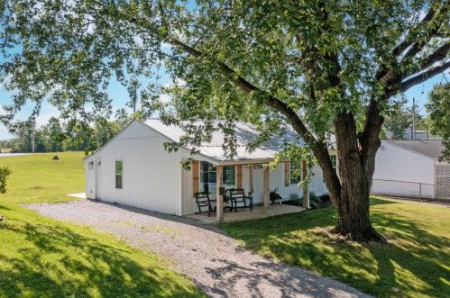 387 Hillview Dr, Johnstown, OH 43031-1117
