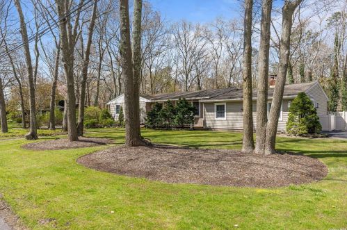366 Hewlett Ave, Canaan Lake, NY 11772-4221