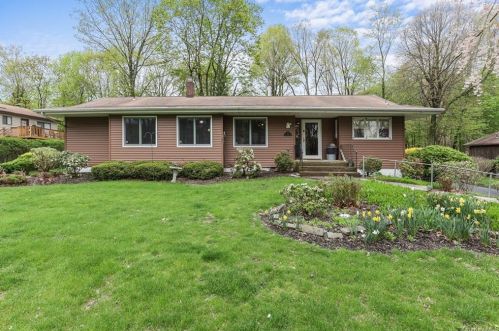 18 Buena Vista Rd, Airmont, NY 10901-1730