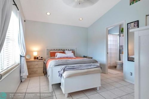 3017 179 Ave, Hollywood FL  33029-3054 exterior