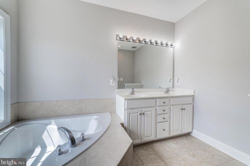 2202 Margraf Cir, Woodbridge VA  22191-4071 exterior