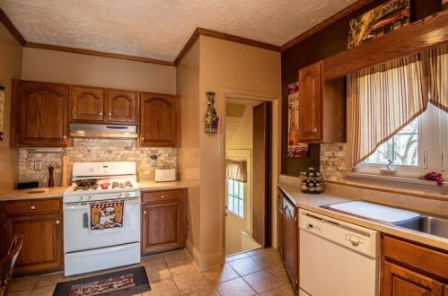 93 White Ave, Hermitage PA  16146-3053 exterior