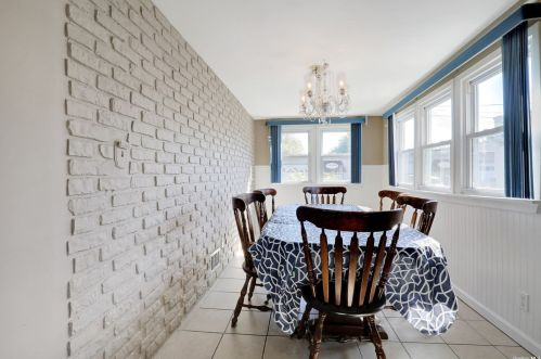 121 Clinton Ave, North Lindenhurst NY  11757-4127 exterior