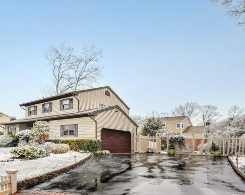 28 Alister Cir, Elwood, NY 11731-6402