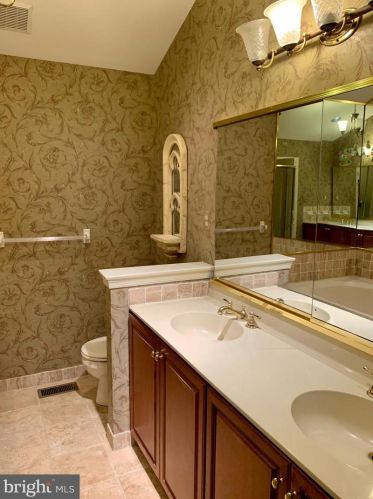 3 Lincoln Dr, Downingtown PA  19335-5328 exterior