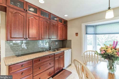 907 Quincy Dr, Yardley PA  19067-2902 exterior