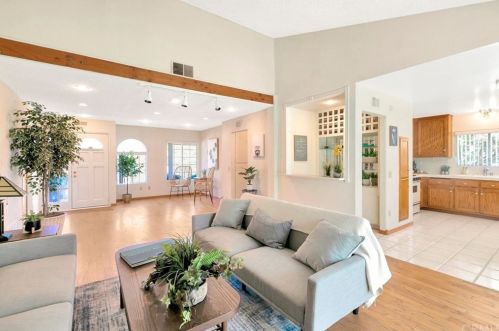 27748 Pine Hills Ave, Santa Clarita, CA 91351-1037