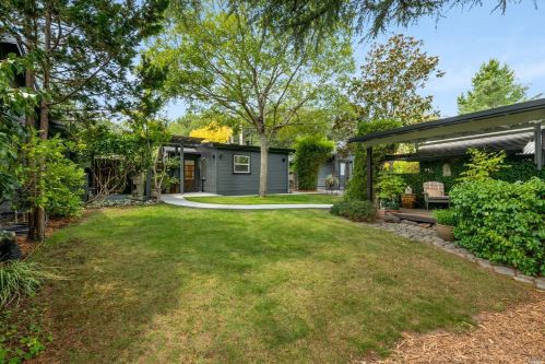 1095 Pine Tree Ln, Sebastopol CA  95472-2681 exterior
