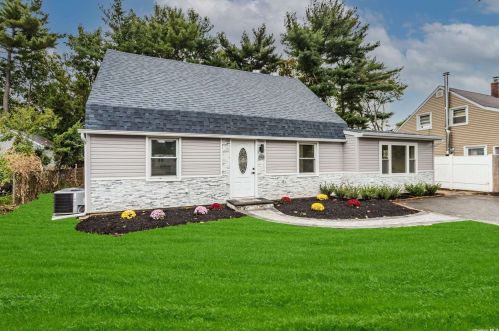 676 Mason St, Westbury NY  11590-4463 exterior