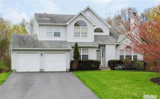 4 Moor Ln, Canaan Lake, NY 11772-5773