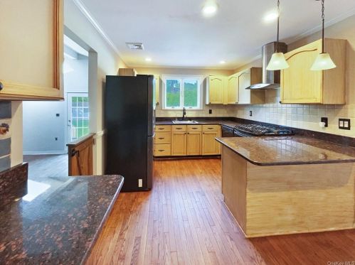 22 Eason Dr, Panamoka, NY 11961-3107