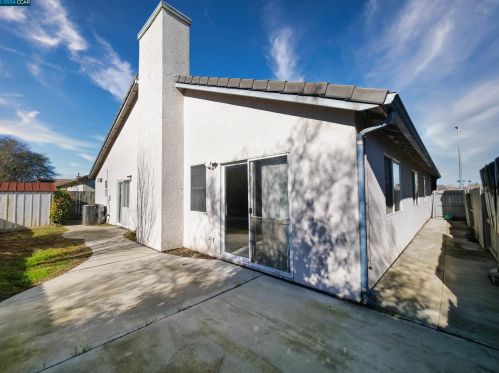 1062 Schadeck St, Manteca CA  95336-5956 exterior