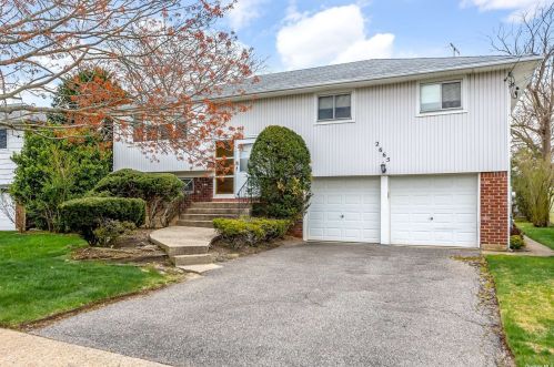 2665 Bryant Dr, Seaford, NY 11783-3523