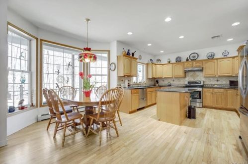 7 Menayas Ct, Washingtonville NY  10992-2032 exterior