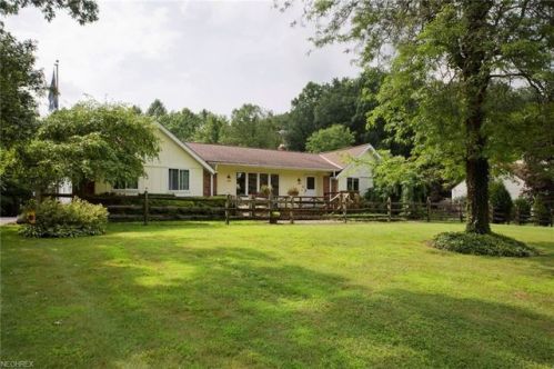 14692 Russell Ln, Russell Township, OH 44072