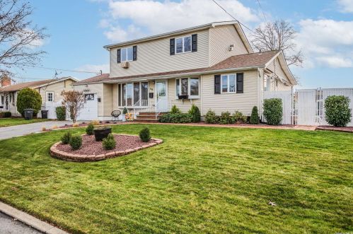 68 Udalia Rd, West Islip, NY 11795-3921