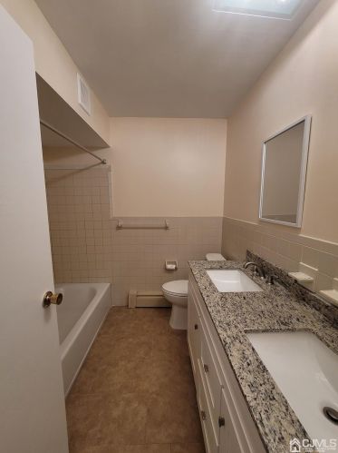 1026 Cricket Ln, Woodbridge NJ  07095-1542 exterior