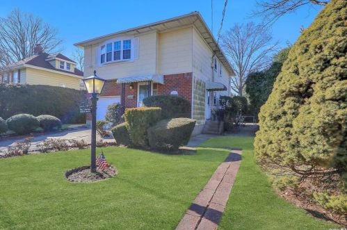 1339 Grand St, Westbury, NY 11590-2024